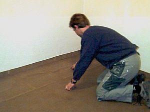 Teppichboden entfernen - Streifen schneiden.